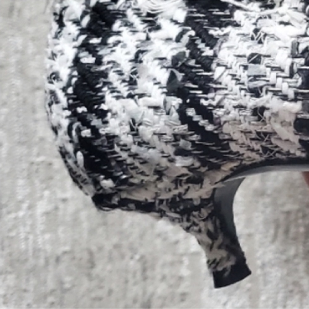 $1,129 Balenciaga Black and White Heels with Chic Tweed Design - Picture 5 of 12